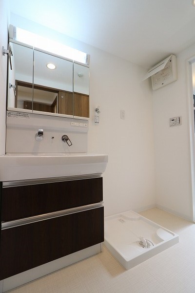 洗面設備　三面鏡の裏は全面収納。便利です。