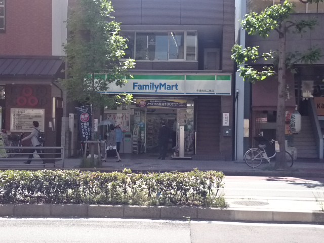 コンビニ　ファミリーマート 中徳烏丸二条店（コンビニ）まで398m