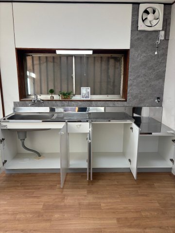 キッチン　新品の清潔感ある白のキッチン。収納沢山