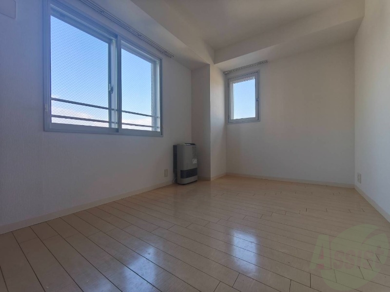 その他部屋・スペース　寝室はこちらです。光が差し込む、温かみのあるお部屋です。