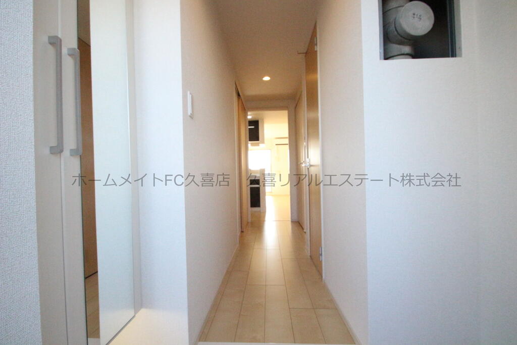 玄関　同建物別号室　素敵な木目調のピカピカ！フローリング！