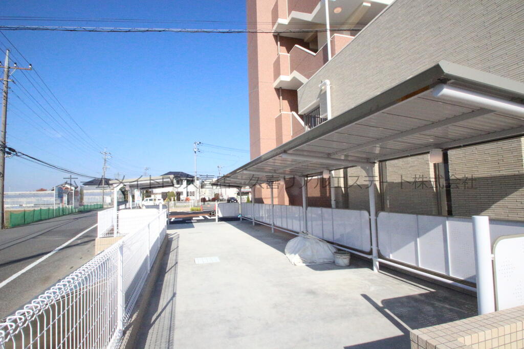 その他共有部分　同建物別号室　広い屋根付き駐輪場！とくに雨の日はらくらく♪