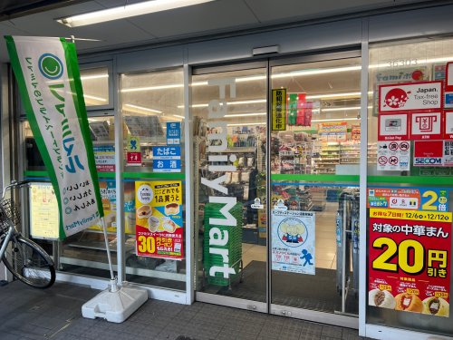 コンビニ　ファミリーマート京町堀３丁目店（コンビニ）まで302m