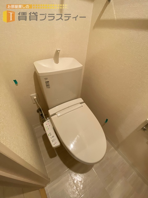 トイレ　収納棚付きの癒しの空間