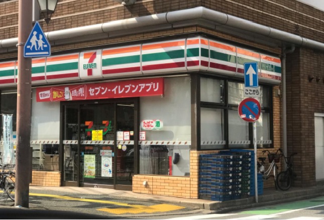 コンビニ　セブンイレブン福岡六本松店（コンビニ）まで88m