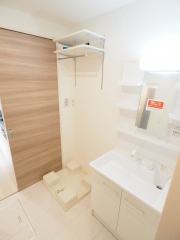 洗面設備　清潔感のある洗面室