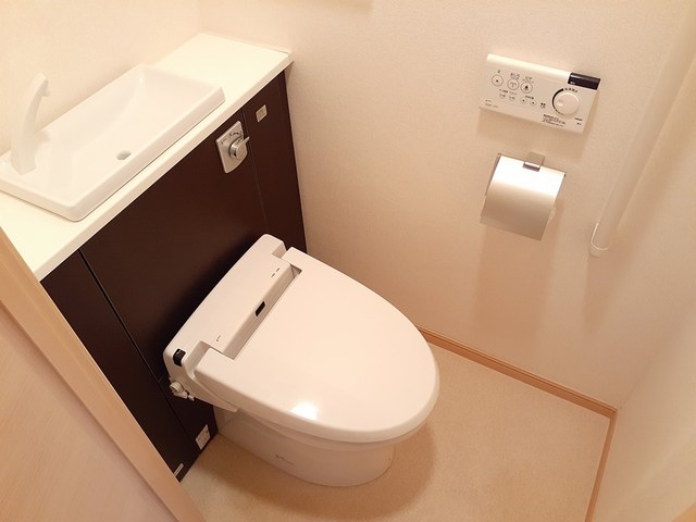 トイレ　温水洗浄便座機能付き♪