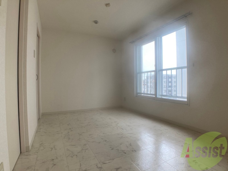 その他部屋・スペース　寝室はこちらです。光が差し込む、温かみのあるお部屋です。