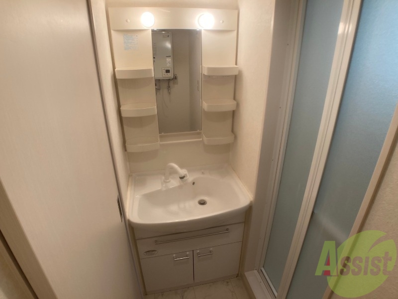 洗面設備　独立洗面台です。大きくてよいですね。シャンプーもできます。