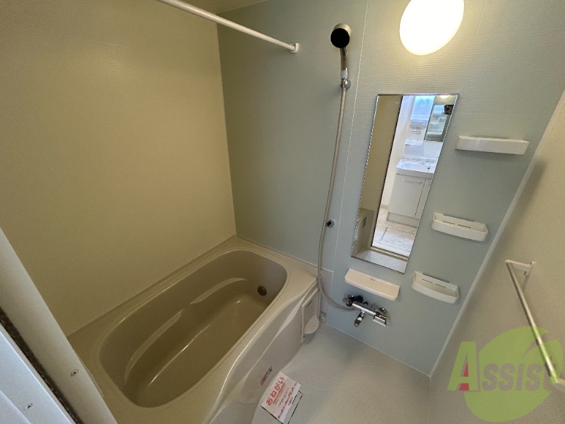 バス・シャワールーム　浴室は広く、追い焚き機能と浴室乾燥が付いています。