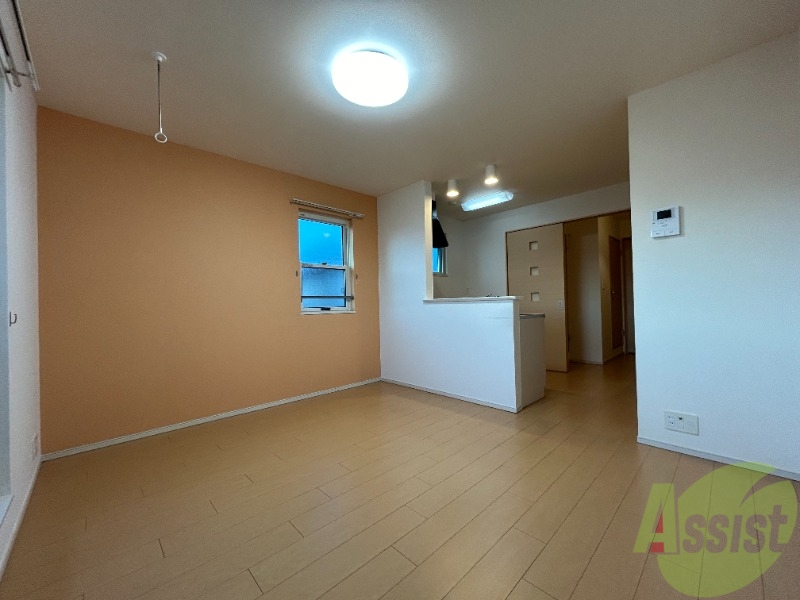 居室・リビング　リビングは１０．５帖でキッチンも見れるお部屋です。