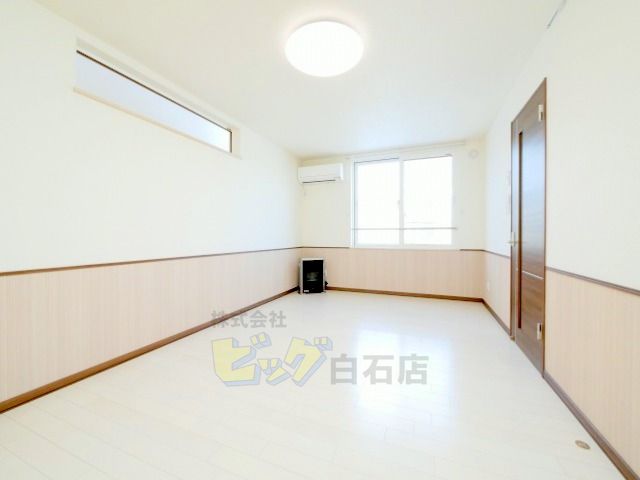 居室・リビング　窓が多く明るいリビングです♪