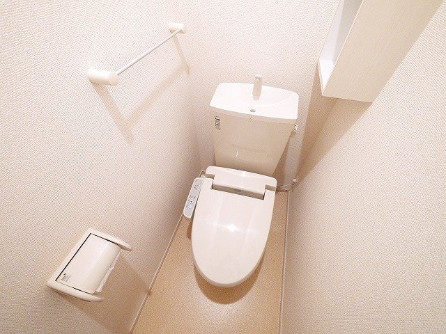 トイレ　落ち着いた色調のトイレです