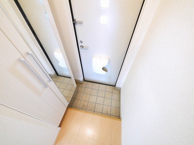 玄関　トールタイプのシューズボックスで靴を整頓できます