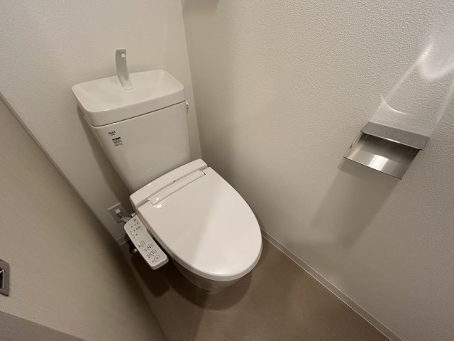 トイレ　落ち着いた色調のトイレです