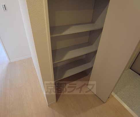 収納　廊下にも収納があります。