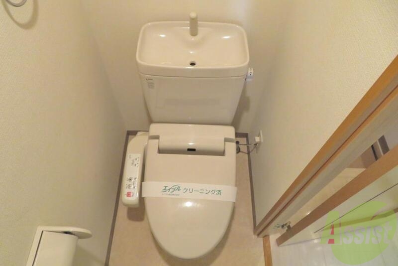 トイレ　トイレにはなんとウォッシュレットが付いていますー。
