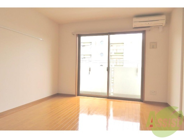 居室・リビング　広々１１帖の洋室です。南向きなので陽当たり良好ですー