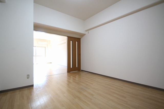 居室・リビング　同物件別号室のものです。