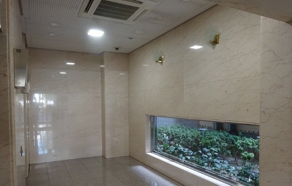 ロビー　１階エレベーターホールにエアコン設置　緑が綺麗です。