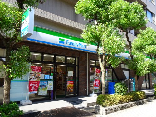 コンビニ　ファミリーマート明大前北店（コンビニ）まで592m