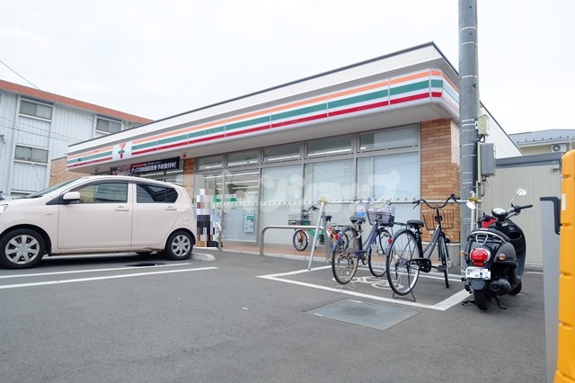コンビニ　セブンイレブン（コンビニ）まで496m