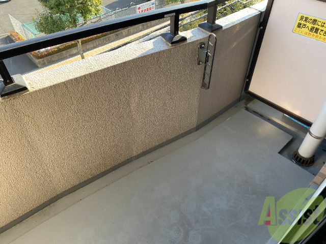 バルコニー　バルコニーは洗濯物を干すには十分な広さです。