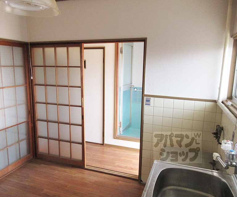 居室・リビング　仕切りの付いたダイニングです