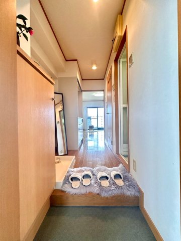 玄関　玄関左手にはシューズボックスが設置されております。