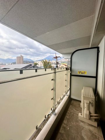 バルコニー　南向きのバルコニーは眺望・日当り・通風が良好です。