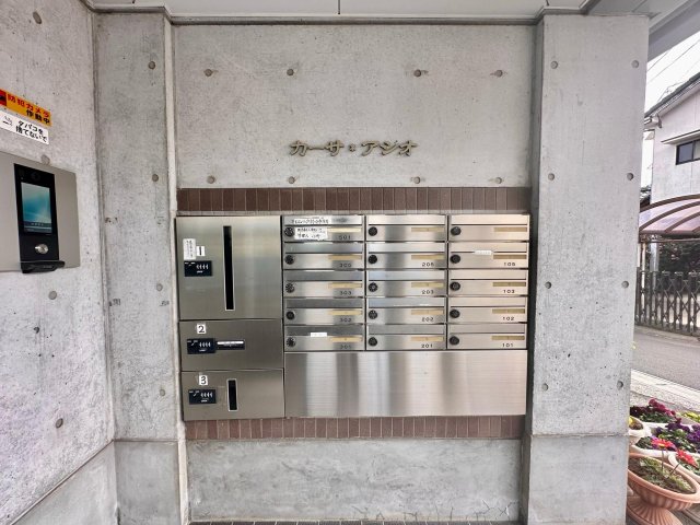 エントランス　宅配ボックスが設置されており留守中の配達も安心。