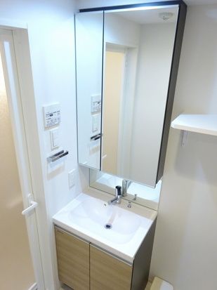 洗面設備　朝の身支度に便利な独立洗面台☆