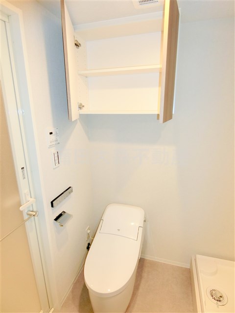 トイレ　棚収納に温水暖房便座付きスタイリッシュなタンクレストイレ