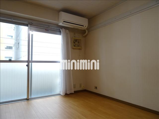 居室・リビング　綺麗なフローリングの洋室です