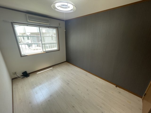 居室・リビング　エアコン付きで快適に過ごせます♪