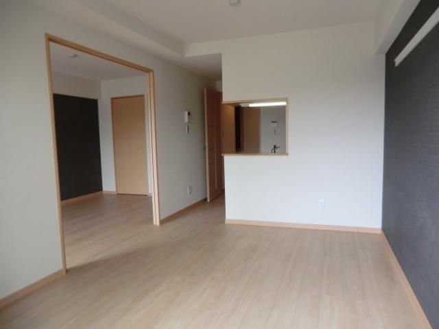 居室・リビング　アクセントクロスがお洒落なＬＤＫ