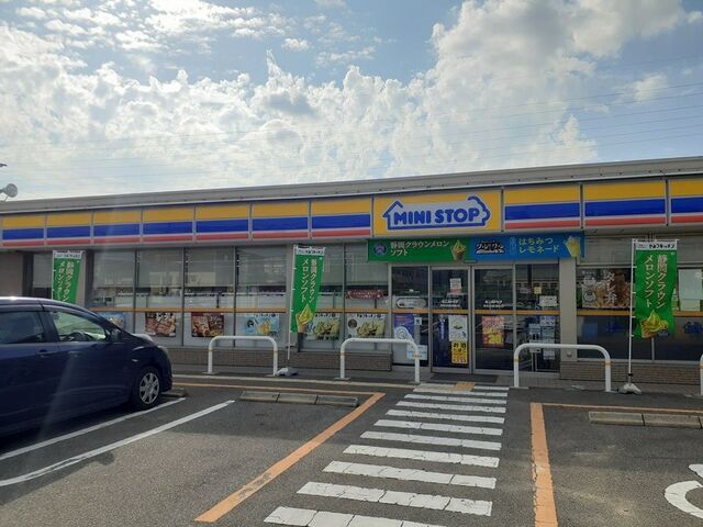 コンビニ　ミニストップ様（コンビニ）まで300m