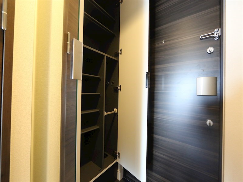 玄関　玄関　姿見鏡付き　シューズボックス付（収納充実してます）