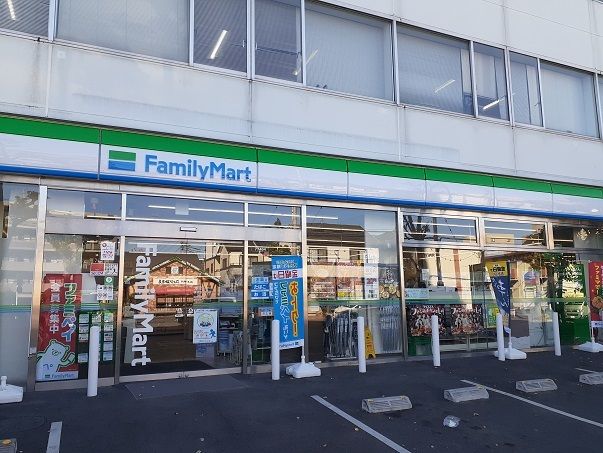 コンビニ　ファミリーマート（コンビニ）まで500m