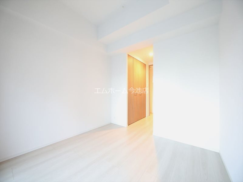 その他　洋室6.5帖　エアコン付　収納充実　バルコニー