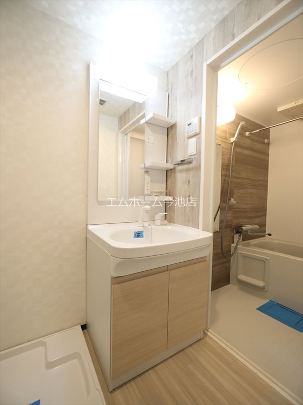 洗面設備　脱衣所　独立洗面台（シャンプードレッサー付）