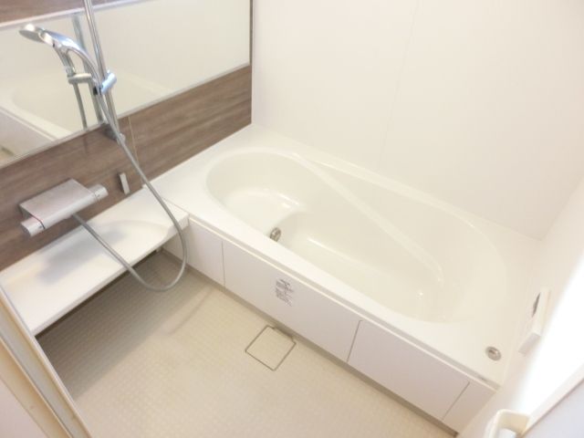 バス・シャワールーム　清潔感のあるバスルームです。