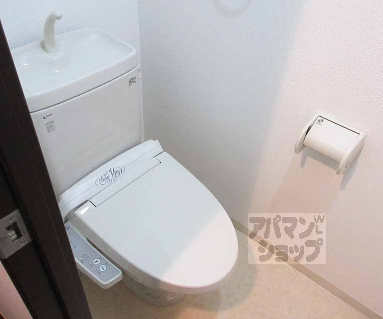 トイレ　ウォシュレット付き。