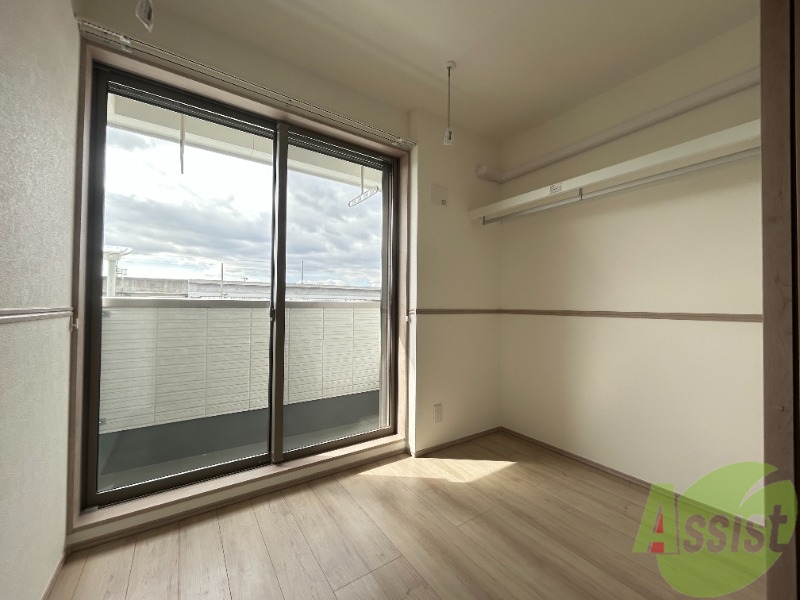 その他部屋・スペース　寝室になりそうな洋室です。シンプルで落ち着きますね。