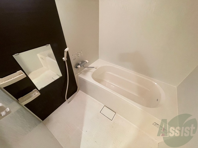 バス・シャワールーム　お風呂です。広々したバスでゆっくりくつろげます。