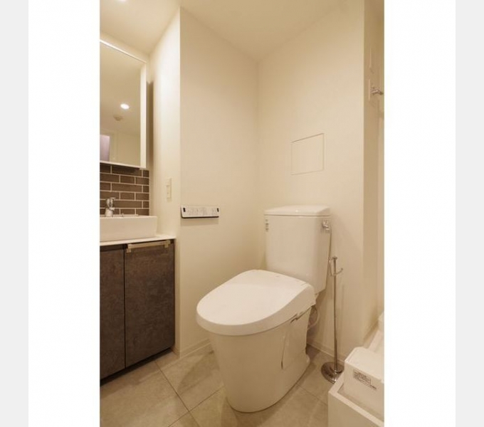 トイレ　落ち着いた色調のトイレです