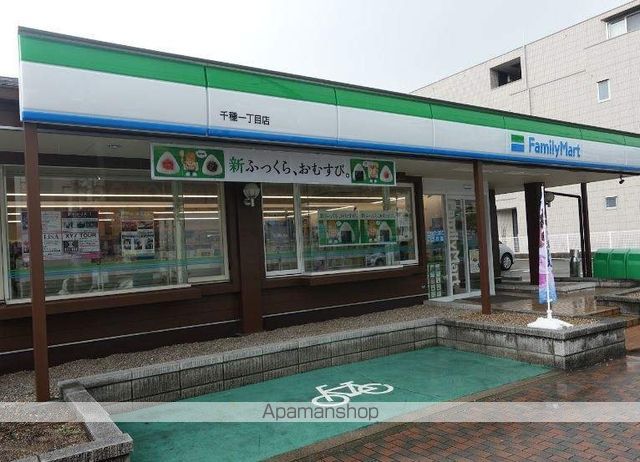 コンビニ　ファミリーマート（コンビニ）まで605m