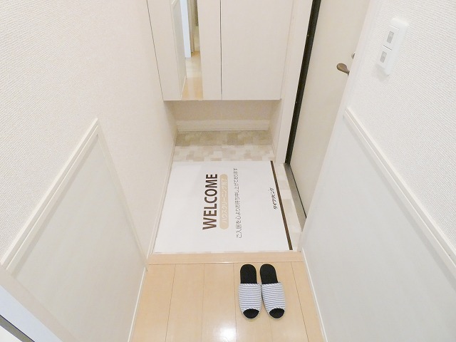 玄関　※室内写真はお隣B棟