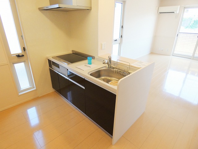 キッチン　※室内写真はお隣B棟