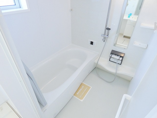 バス・シャワールーム　※室内写真はお隣B棟